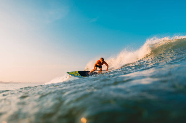 12 april 2019. Bali, Indonesië. Stand up paddle surfer Ride op Ocean Wave. Stand up paddle surfen op Waves in Bali - Foto, afbeelding