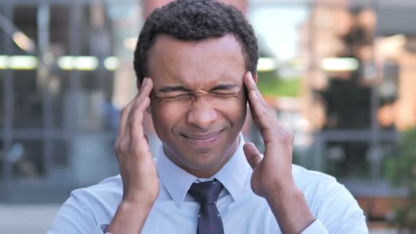 Dolor de cabeza, incómodo empresario africano estresado
 - Imágenes, Vídeo