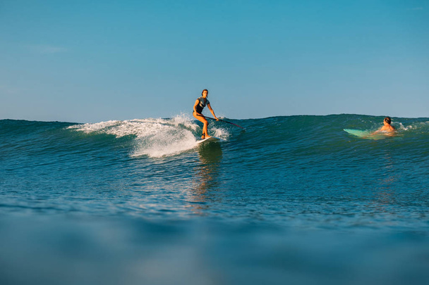 12 Nisan 2019. Bali, Endonezya. Okyanus dalgası üzerinde Paddle sörfçü binmek Stand Up. Bali dalgalar sörf Paddle Stand Up - Fotoğraf, Görsel
