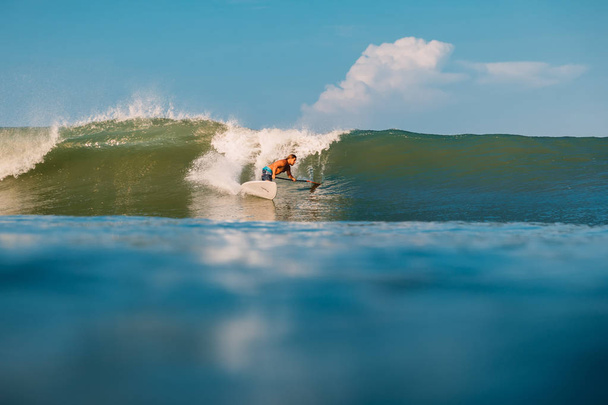 12 avril 2019. Bali, Indonésie. Stand Up Paddle surfer tour sur les vagues de l'océan. Stand Up Paddle surf sur les vagues à Bali
 - Photo, image