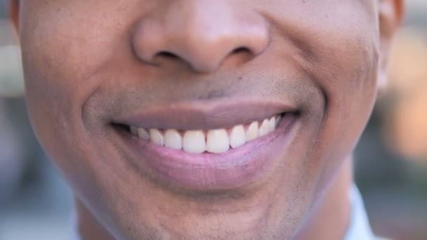 笑顔の若いアフリカ人男性唇のクローズアップ - 映像、動画