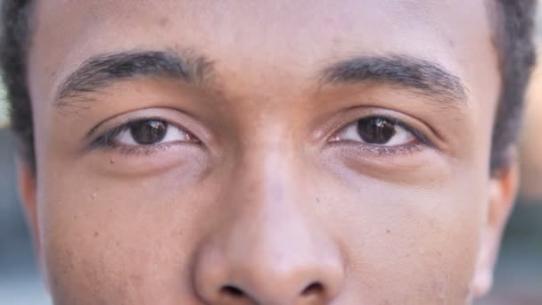 Blinkende Augen des afrikanischen Menschen - Filmmaterial, Video