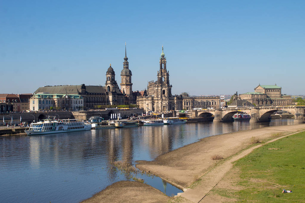 Panorama van de oude binnenstad van Dresden over de rivier de Elbe in het voorjaar, Duitsland.  - Foto, afbeelding