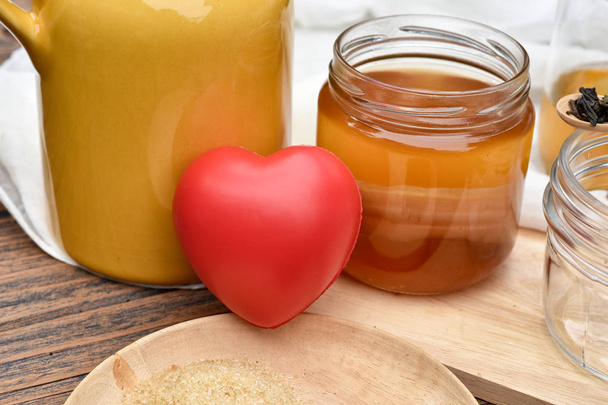 Kombucha thee en rood hart, Scoby en gefermenteerde appel fruit drinken, probiotica voedselbron ter verbetering van goede spijsvertering systeem, gezonde superfood. - Foto, afbeelding