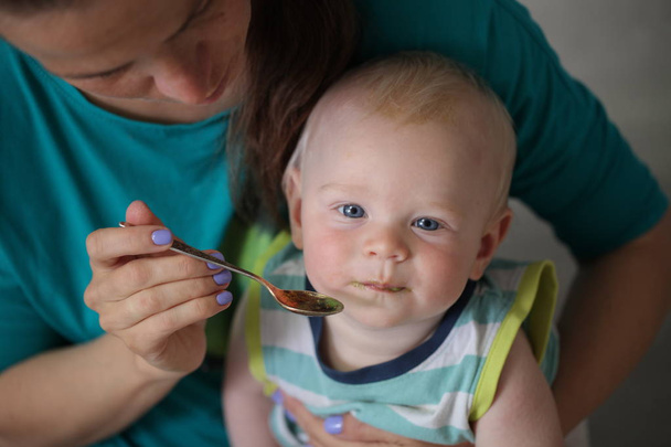 Ребенок 6 месяцев педагогического питания из ложки каши
 - Фото, изображение