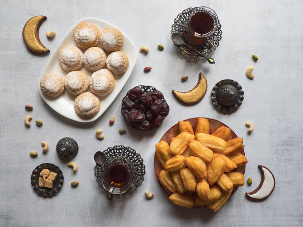eid und Ramadan Datteln Süßigkeiten - arabische Küche. ägyptische Kekse "kahk el eid" und türkische Desserts tulumba.  - Foto, Bild