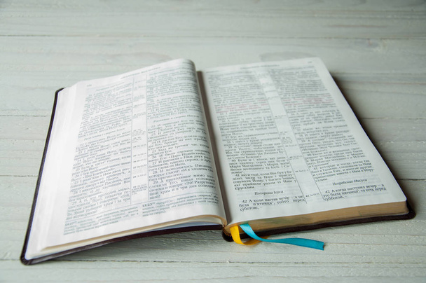 Un libro aperto su un tavolo di legno. Bibbia su sfondo di legno
 - Foto, immagini