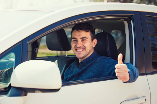 Retrato del tipo feliz, conductor uber mostrando el pulgar hacia arriba ges positivos
 - Foto, imagen