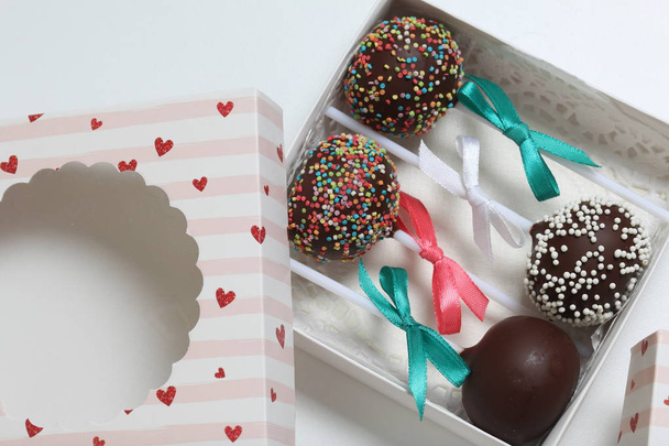 Cake pops decorated with a bow of braid, packed in a gift box. - Fotografie, Obrázek