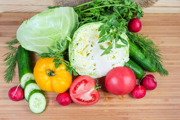 Vista superior de varias verduras y verduras frescas de cerca
 - Foto, Imagen