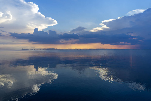 Mirror of Cloudscape on the lake  - Foto, imagen