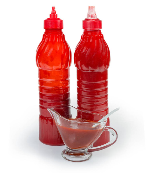 Rajčatová omáčka ve dvou plastových lahvích a v omáčce - Fotografie, Obrázek