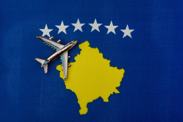 Lentokone Kosovon lipun yli - käsite matkailu ja matkailu
. - Valokuva, kuva
