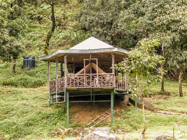 Rocky Island village, Jhalong Camp, Suntalekhola (Samsing), Kalimpong, West Bengal, India Situato vicino al parco nazionale Neora Valley popolare per passeggiate nella natura, trekking, week-end attività località selvagge
 - Foto, immagini