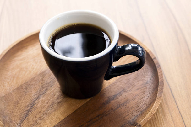 horká káva na dřevěný stůl - Fotografie, Obrázek