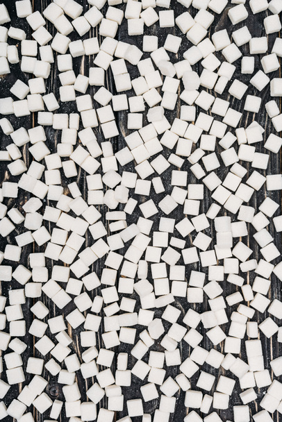 vue de dessus des cubes de sucre blanc sur la surface en bois noir
  - Photo, image
