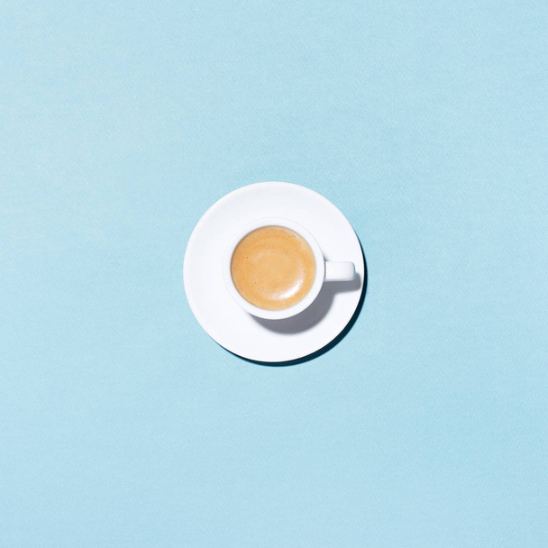 Una tazza di caffè su sfondo blu
. - Foto, immagini