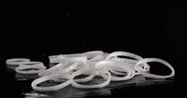 anelli di cipolla bianca che cadono su uno sfondo nero al rallentatore. Vista da vicino, ripresa sulla fotocamera RED 6K
 - Filmati, video
