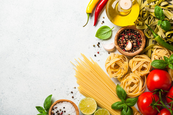 Mesa de cocción con ingredientes. Concepto de cocina italiana
 - Foto, imagen
