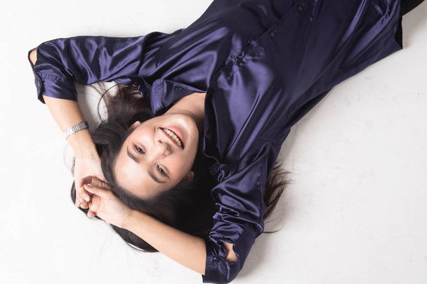 Πορτραίτο της όμορφης νεαρής Ασίας γυναίκα να θέσει στο πάτωμα - Φωτογραφία, εικόνα