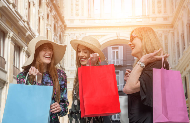 trois femmes faisant du shopping à Naples
 - Photo, image