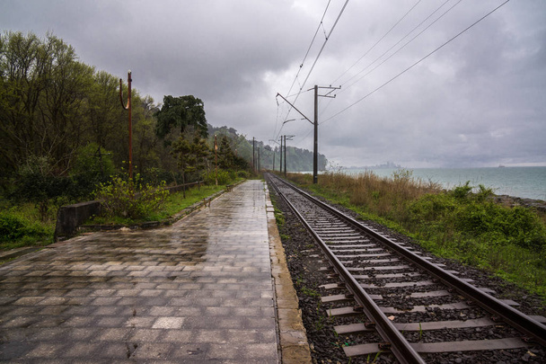 trilhos de trem ao lado da costa do mar negro
 - Foto, Imagem