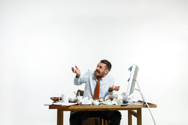 Mladý muž trpící hlukem v kanceláři - Fotografie, Obrázek