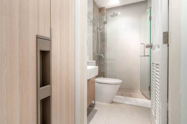 Роскошная ванная комната с умывальником, туалет
 - Фото, изображение