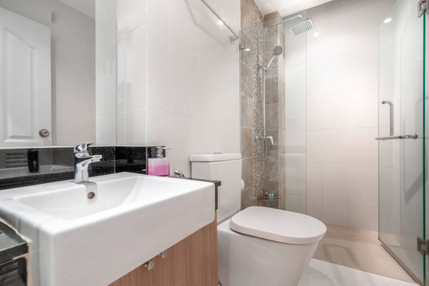 Роскошная ванная комната с умывальником, туалет
 - Фото, изображение