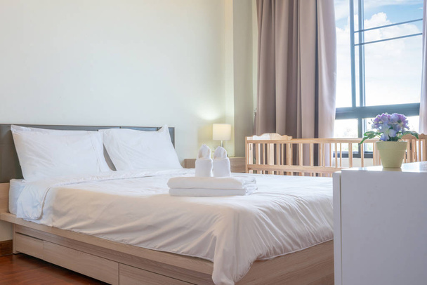Diseño de interiores en el dormitorio de con colchón de bebé
 - Foto, imagen