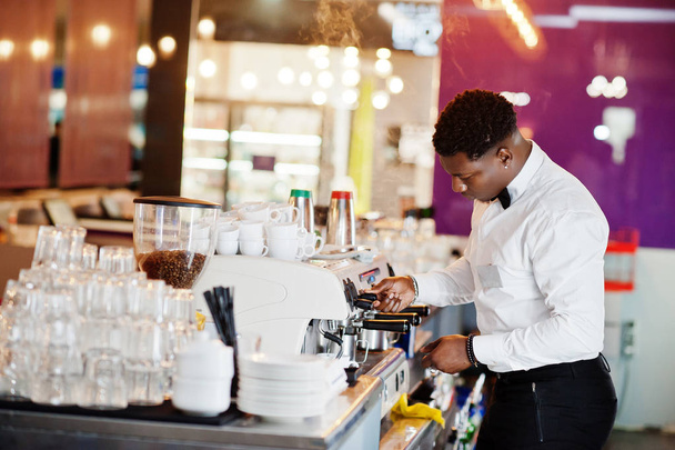 African american bartender barista at bar preparing coffee. - Zdjęcie, obraz