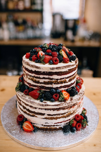 çilek ile tatlı lezzetli düğün pastası yakın çekim görünümü - Fotoğraf, Görsel