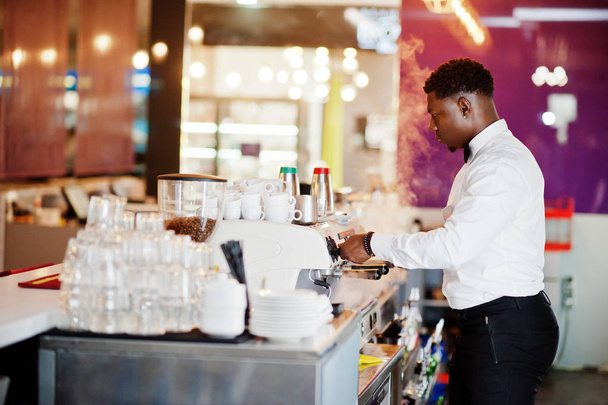 Barman barista afroamericano en el bar preparando café
. - Foto, imagen