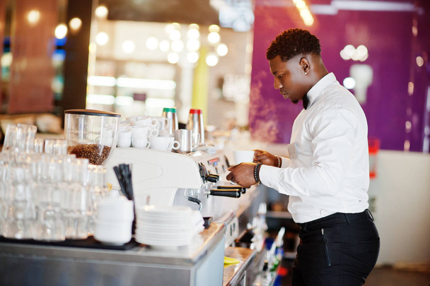 Afrikanisch-amerikanischer Barkeeper Barista an der Bar beim Zubereiten von Kaffee. - Foto, Bild