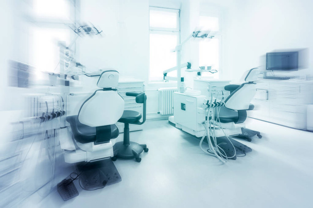 chaise de dentiste dans l'intérieur vide de la clinique dentaire - Photo, image