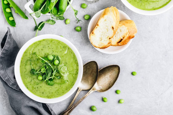 Summer cream soup with green fresh pea shoots - Foto, Bild