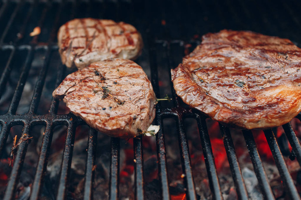 Grillattua lihaa grilli ulkona
 - Valokuva, kuva