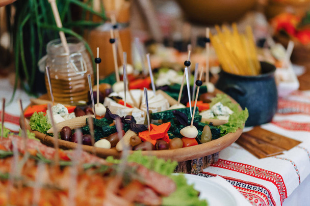 buffet salado festivo, pescado, carne, patatas fritas, bolas de queso y otras especialidades para celebrar bodas y otros eventos
 - Foto, imagen