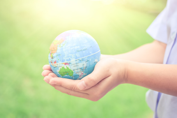 Maailman ympäristö päivä, Lapsi kädet pitämällä Earth käsite hoitaa planeettaa tai pelastaa maan käsite
. - Valokuva, kuva