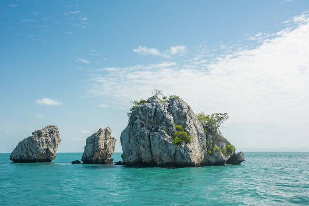Rochers, mer et ciel bleu, îles Angthong
 - Photo, image