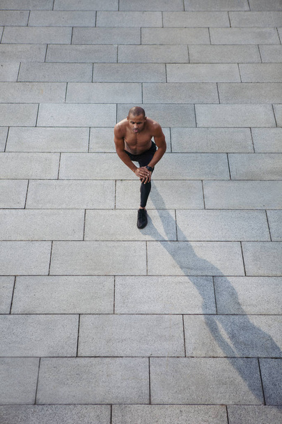 Красивый молодой человек делает упражнения на растяжку
 - Фото, изображение