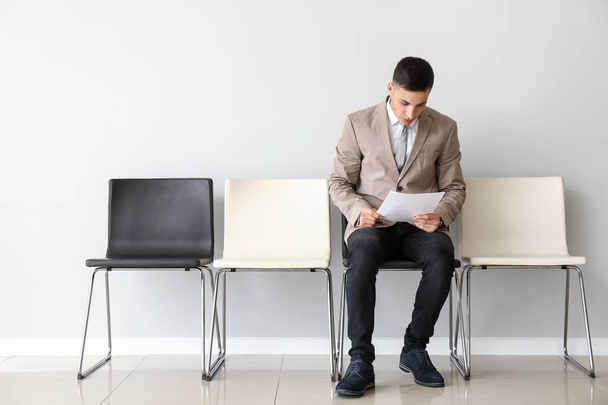 Jeune homme en attente d'un entretien d'embauche à l'intérieur
 - Photo, image