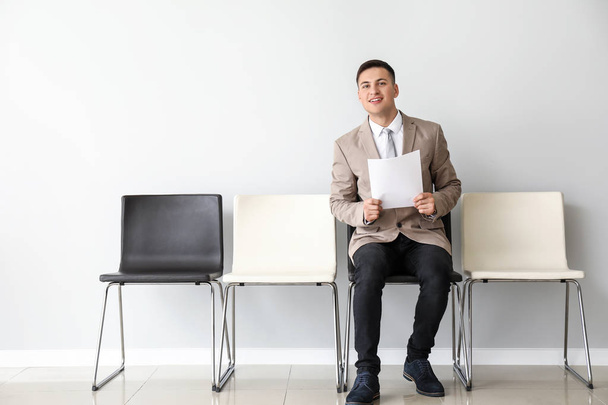 Jeune homme en attente d'un entretien d'embauche à l'intérieur
 - Photo, image