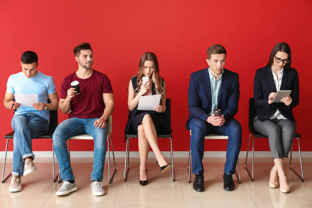 Jeunes en attente d'un entretien d'embauche à l'intérieur - Photo, image