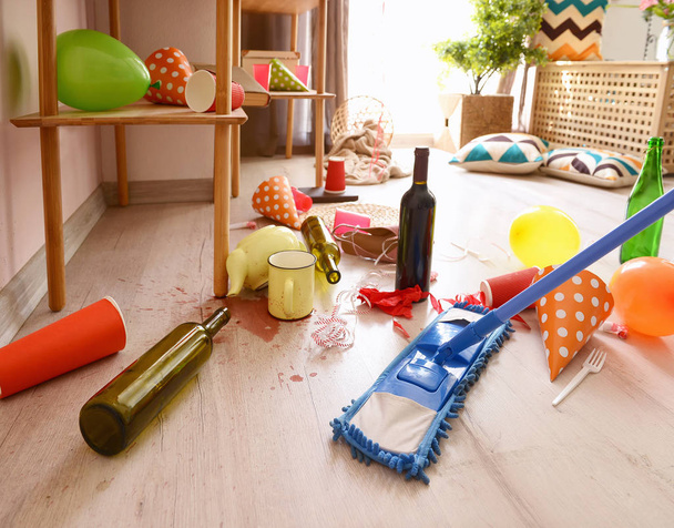 Nettoyage de la chambre dans le désordre terrible après la fête
 - Photo, image