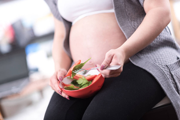 Une alimentation saine de la femme enceinte
 - Photo, image