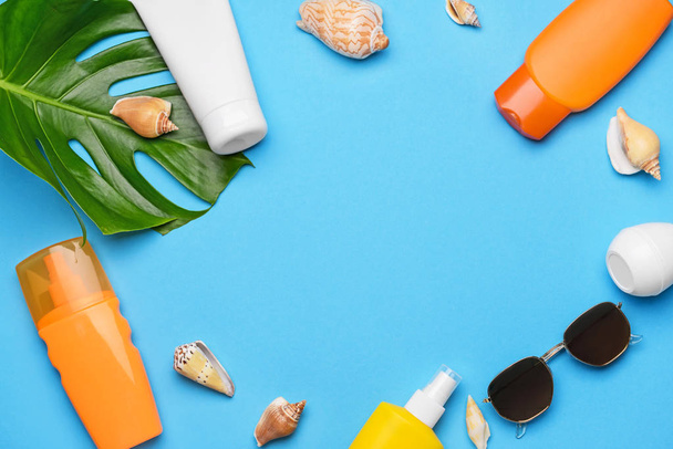 Frame gemaakt van zonwering crèmes, schelpen en zonnebrillen op kleur achtergrond - Foto, afbeelding