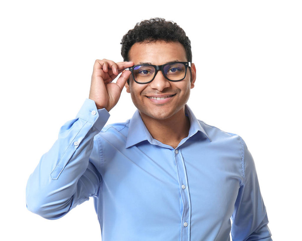 Retrato de hombre de negocios guapo con gafas sobre fondo blanco
 - Foto, imagen