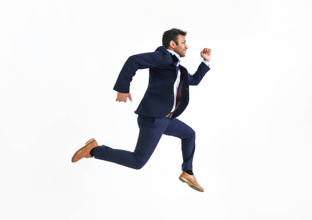 Τρέξιμο επιχειρηματίας από λευκό φόντο - Φωτογραφία, εικόνα