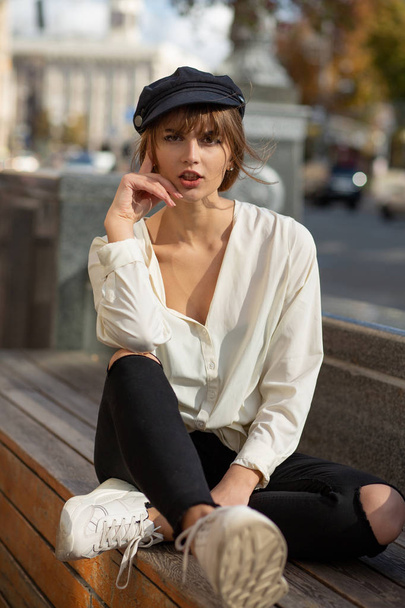Street shot di donna bruna emotiva che indossa camicia bianca e
  - Foto, immagini
